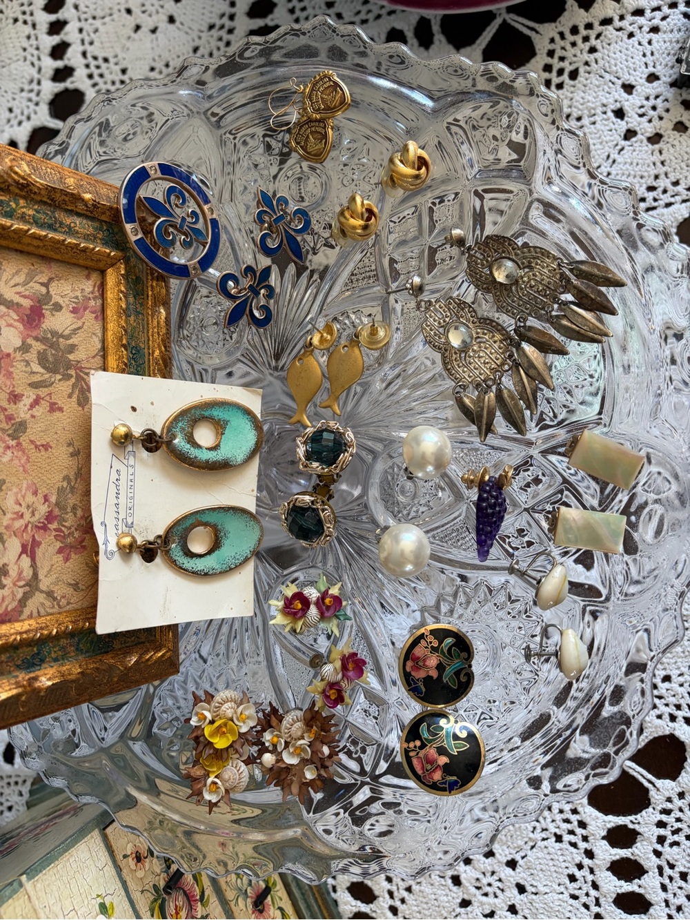 SOLD Assorted Vintage Jewelry Earrings and Pins Lot Turquoise, Gold, Silver - Picture 7 of 7